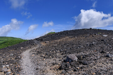 南月山の登山道