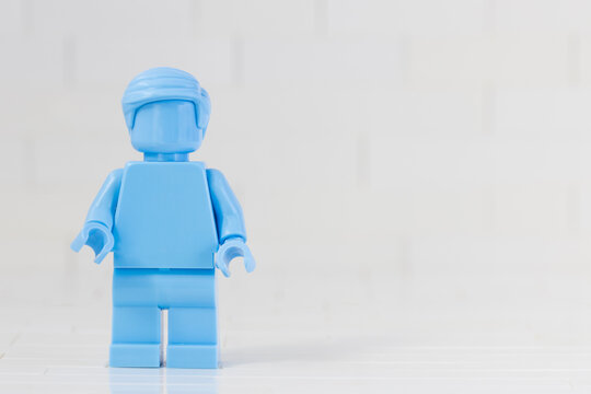 Lippstadt - Deutschland 16. Juni 2021 Lego Minifigure in monochrome hellblau