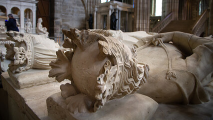 Slow travel in Paris - discovering the little things: figures of a french king and queen on a tomb...