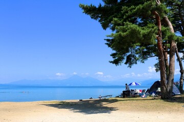 夏の猪苗代湖と磐梯山（福島県郡山市・湖南町）