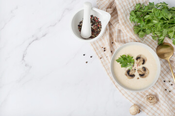 Obraz na płótnie Canvas mushroom soup puree with croutons, selective focus, close-up
