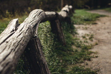 Obraz premium alte Wegbegrenzung eines Weges