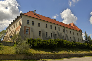Fototapeta na wymiar Klasztor benedyktynów w Mogilnie – powstały w XI wieku, położony nad Jeziorem Mogileńskim, Polska