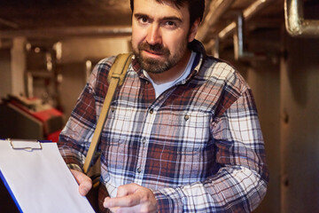 Installer shows the maintenance contract for the heating