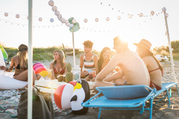 Obraz premium Friends having fun at the beach