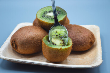 Composizione di kiwi freschi pronti da mangiare