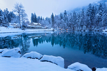 Wunderschöner Bergsee in den Schweizer Alpen im Winter, Schweiz