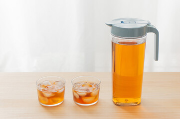 麦茶のグラスとピッチャー