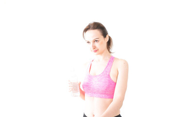 スポーツウェアを着て水分補給をする外国人の女性