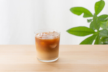 テーブルの上のカフェラテ