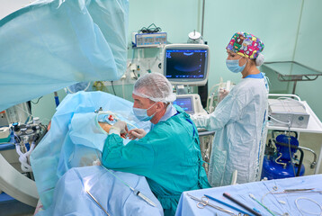 surgeon performs kidney surgery