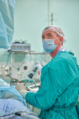 surgeon performs kidney surgery
