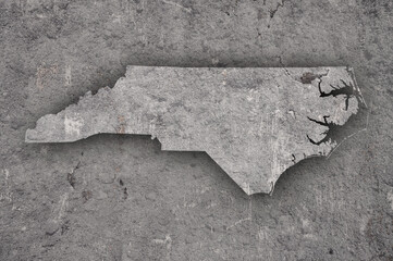 Karte von North Carolina auf verwittertem Beton © lantapix