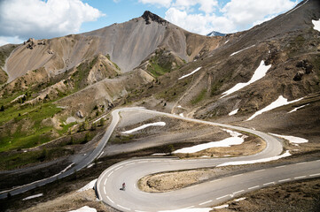 Paysage et route en lacets au Col de l'Izoard, Hautes-Alpes, France