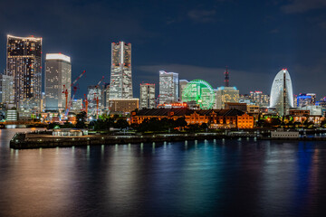 横浜港大さん橋国際客船ターミナルからみなとみらいを望む - 夜景