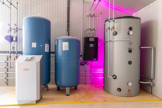 boiler und wärmetauscher von wärmepumpe expansionsgefäss in technikraum von heizung