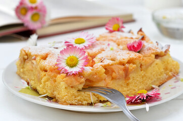 apple pie decorated with daisy flowers close-up