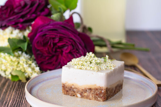 Entremet &agrave; la fleur de sureau et roses anciennes