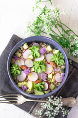 Bol de salade de graines de sarrasin au pesto de fanes de radis