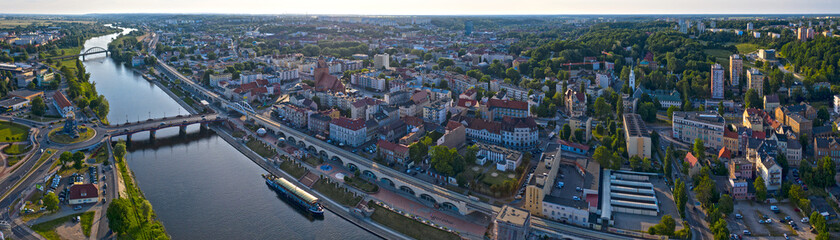 Letnia panorama centrum miasta Gorzów Wielkopolski, w tle Most Staromiejski, wieża Dominanta, Spichlerz, Bulwar Wschodni