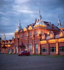 Obraz premium New shopping arcade of the Holy Trinity Sergius Lavra in the evening facade lighting