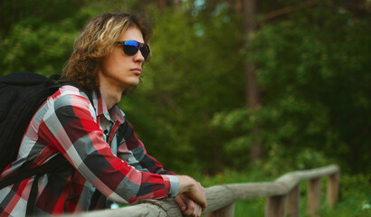 Naklejka premium Male tourist with backpack enjoying the nature.