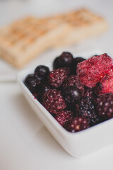 Alimentos saludables - Frutos congelados - Arandanos - Waffles