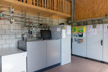 heizungsraum von wärmepumpe mit steuerung und verrohhrung von hühnerhalle minergie-a kontrollraum