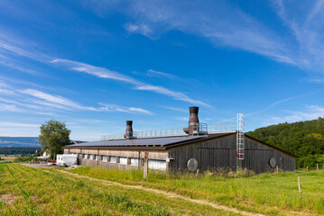 Fototapeta na wymiar moderne oekologische hühnerhalle mit solardach und wäremtauscher minergie-a wegen klimawandel