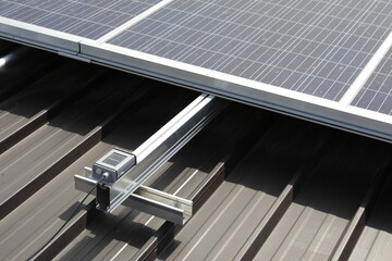 solarpanels mit befestigungsschiene aus alu auf stahldach von stahlhalle mit lichtsensor