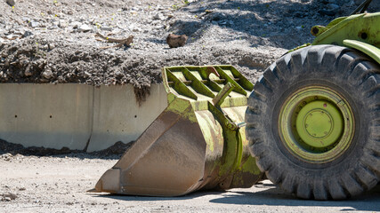 Straßenarbeiten- riesiger Bagger mit Baggerschaufel neben einem Schutthaufen © Sonja Birkelbach