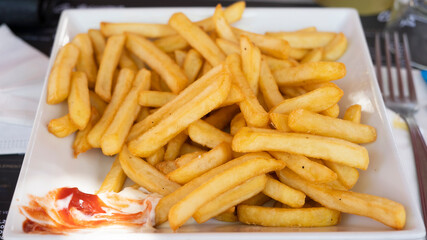 Teller Pommes mit Ketchup und Mayo im Schnell Restaurant