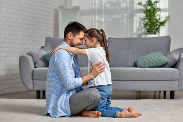 Obraz premium cute child daughter and father hug. father's day