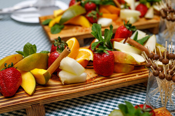 Different fruits slices on a wooden tray.