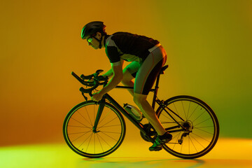 Obraz premium Cyclist riding a bicycle isolated against neon background