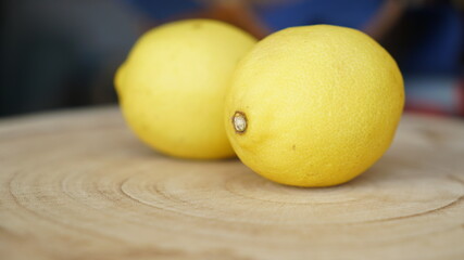 Par de limões frescos