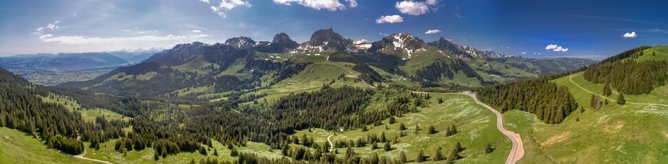 Fototapeta na wymiar Luftaufnahme vom Gantrisch (Gurnigel) Schweiz Juni 2021 
