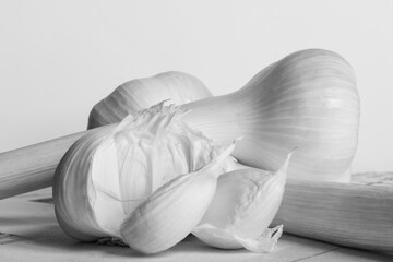 Teste di aglio in bianco e nero.