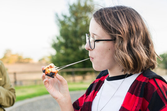teen eating pizza