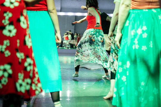 Afro style dresses and a dancer in the middle of the crowd