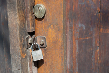 Fototapeta premium old padlock on a door. padlock on wood door