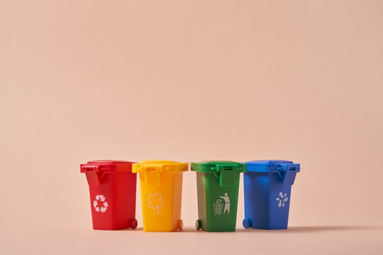 Closed trash cans for recycling