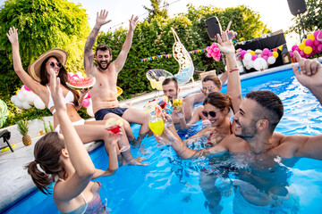 Obraz na płótnie Canvas Group of friends have pool party