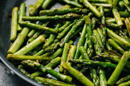 Sauteed asparagus in a pan