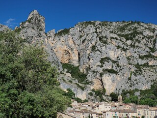 falaise accueillant le village de Moutiers sainte marie en provence