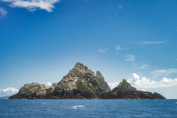 Naklejka premium Little Skellig a rocky island on Atlantic Ocean close to Irish shore, habitat for thousands of seabirds Gannet, Morus Bassanus, Ring of Kerry, Ireland