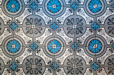 ANCIEN CARRELAGE FRANÇAIS AU SOL