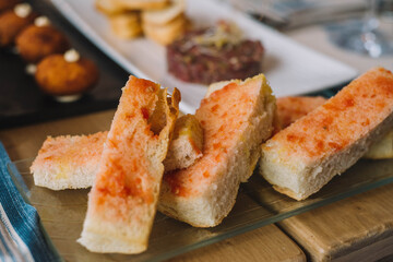 Tartar de ternera con finas hierbas y tostadas