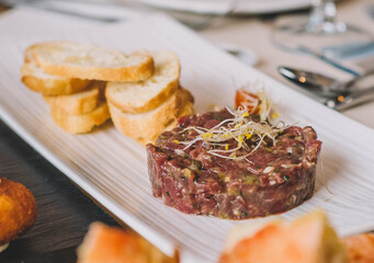 Tartar de ternera con finas hierbas y tostadas