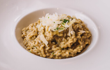 Risotto de verduras y setas en un restaurante de lujo